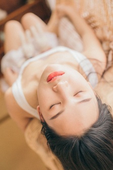 戴手铐的旅客
